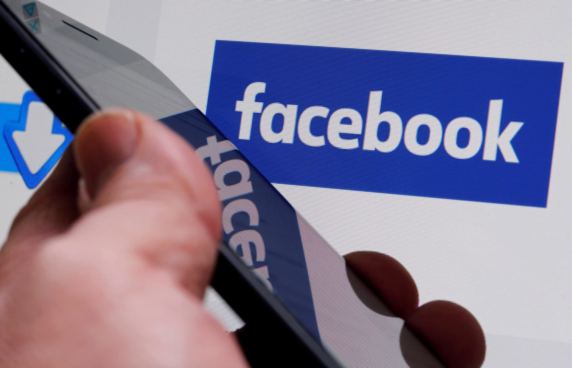 Facebook Cancels GOP Governor After She Slams Bidenās Vax Mandate, Reinstates Page Only After Uproar
