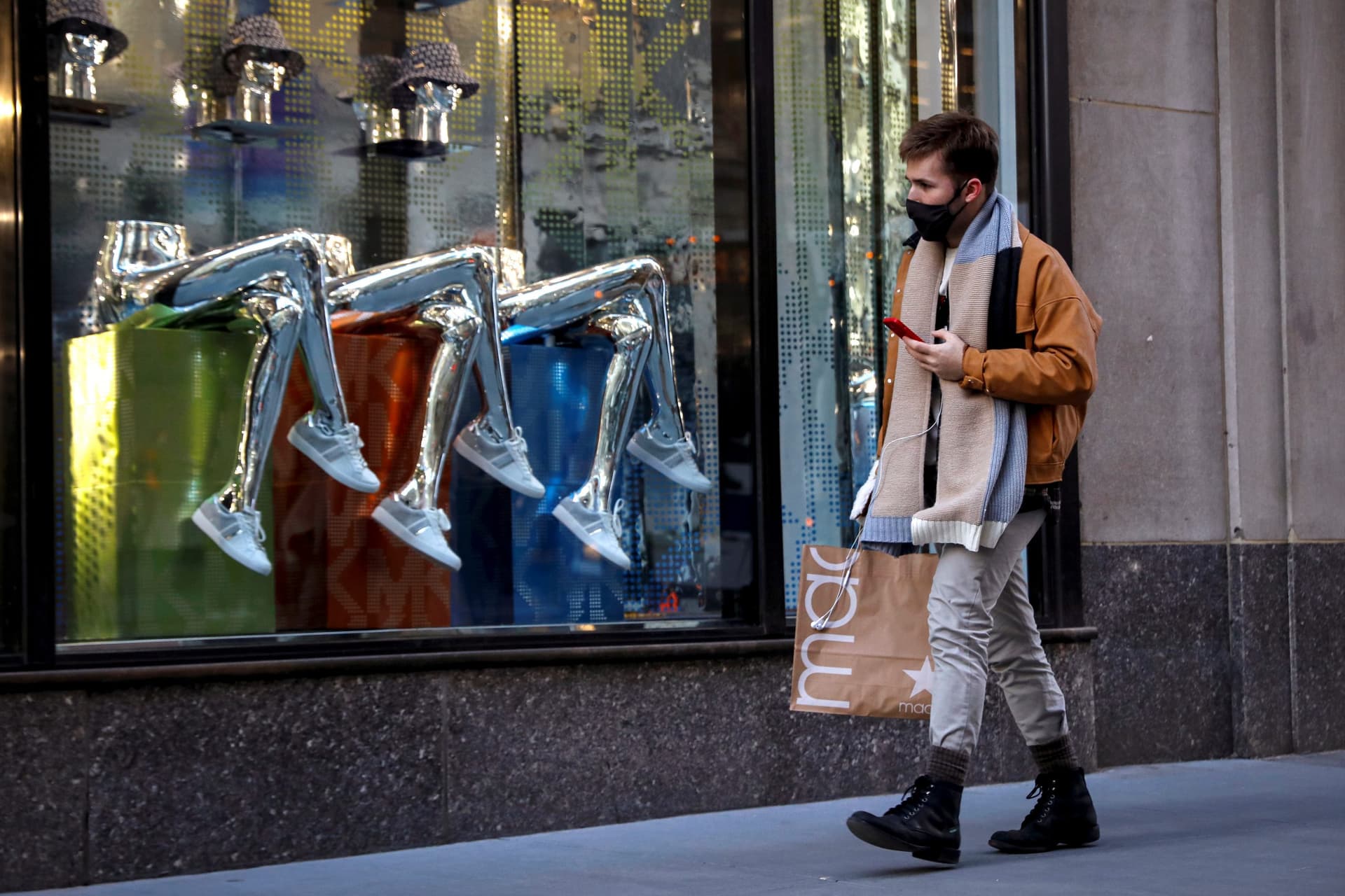 US Weekly Jobless Claims Decline, Business Spending Appears Solid
