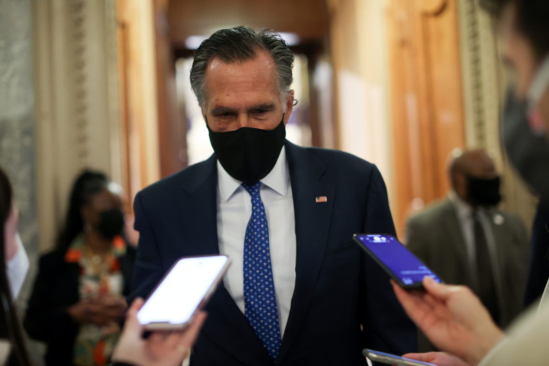 Romney Recovering After Fall That Led To a âLot of Stitchesâ