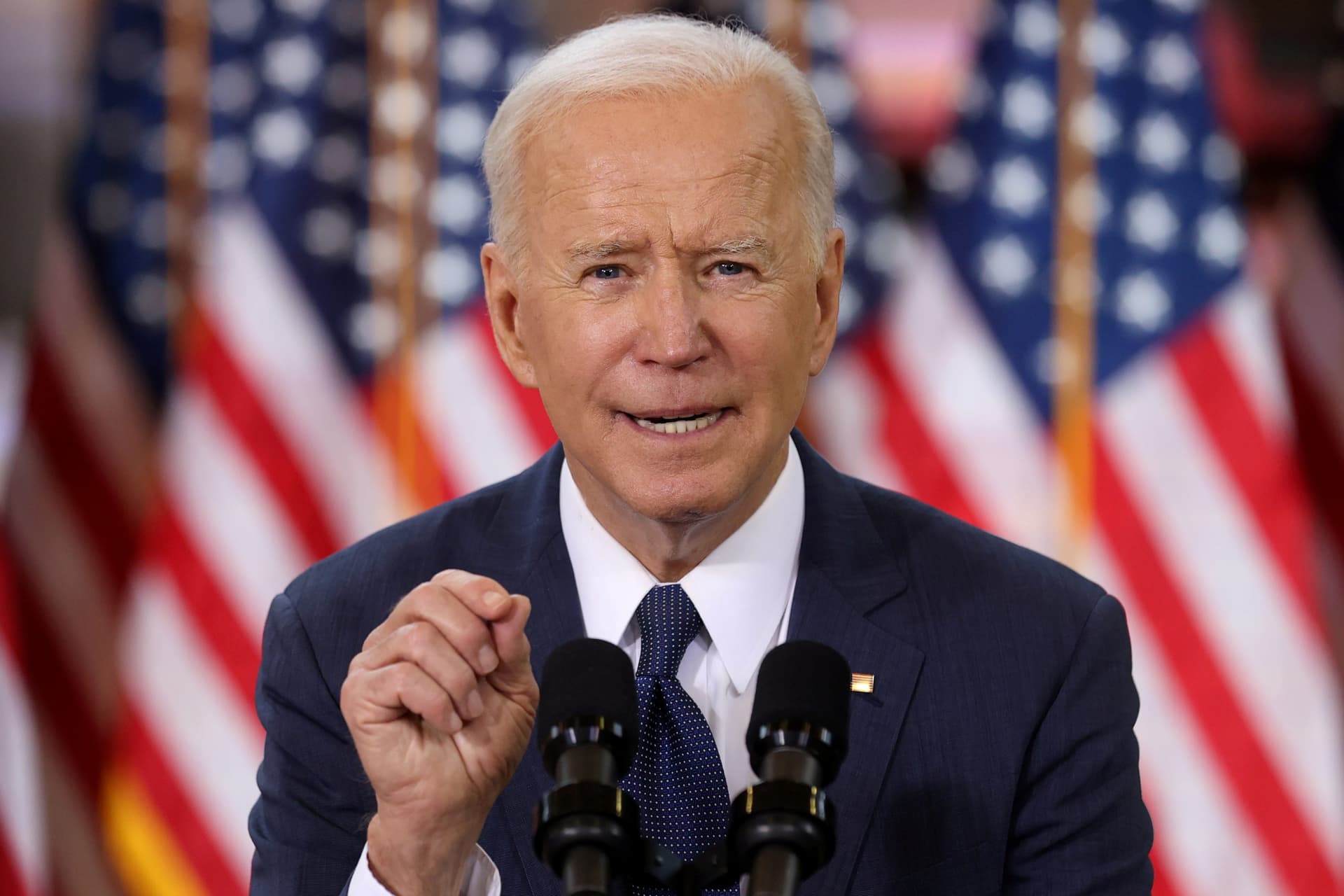 Top White House Aides Reportedly Used a âWallâ to Keep Biden Away From Unscripted Events