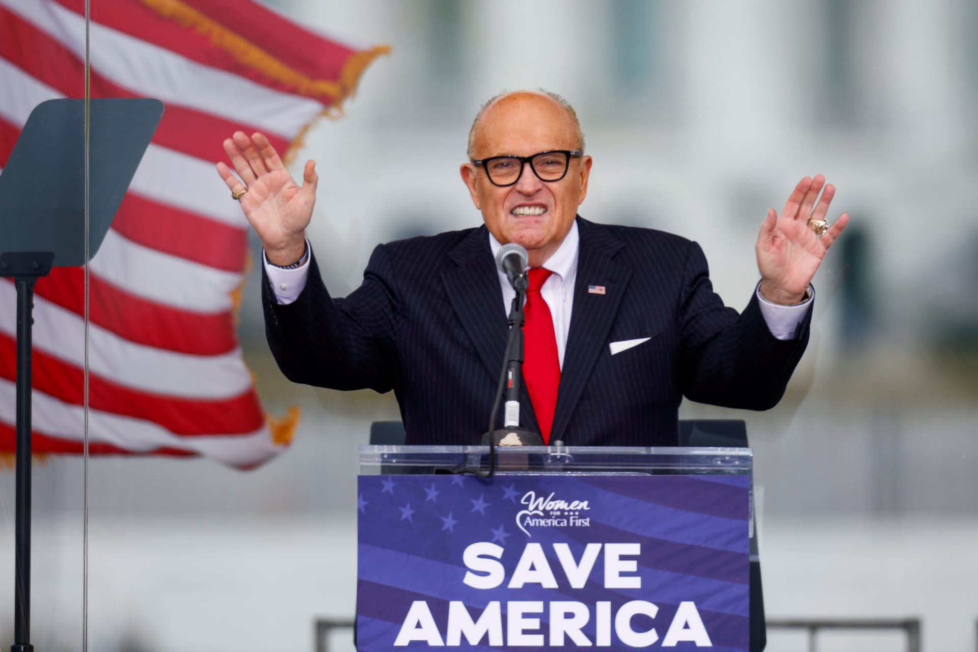 US Investigators Raid Giuliani Apartment in New York
