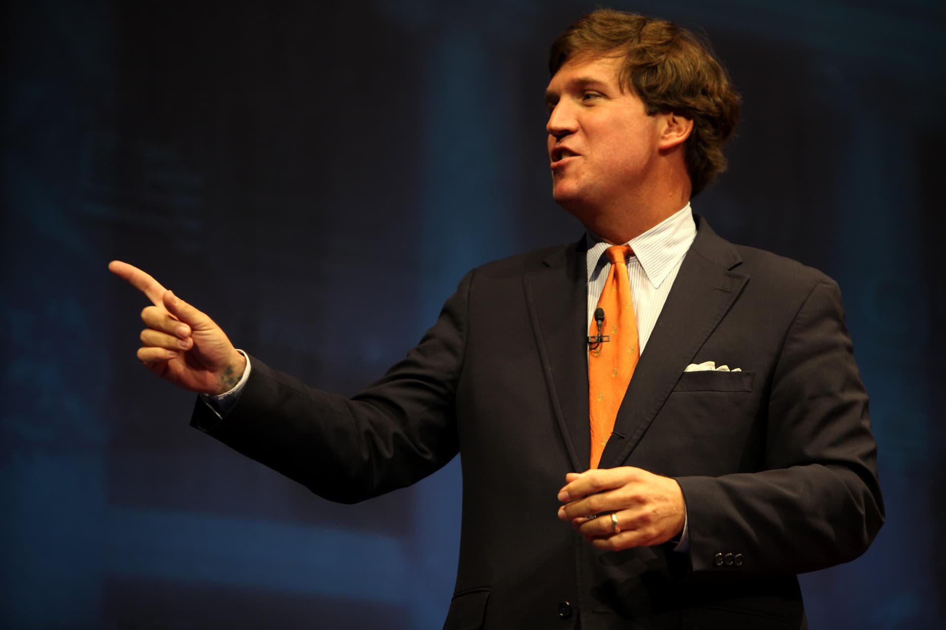 âSettle Down Sonâ: Man Confronts Tucker Carlson at Fly Fishing Shop