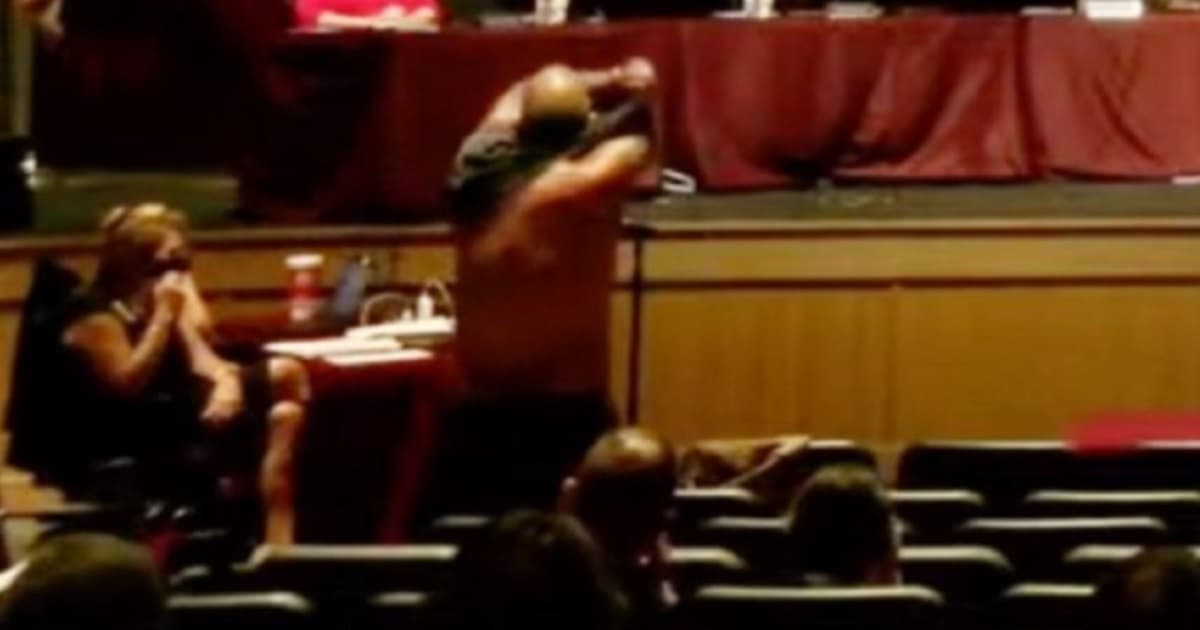 Parent Demanding Others' Kids Wear Masks Finally Loses It, Strips Off Clothes in Middle of Meeting