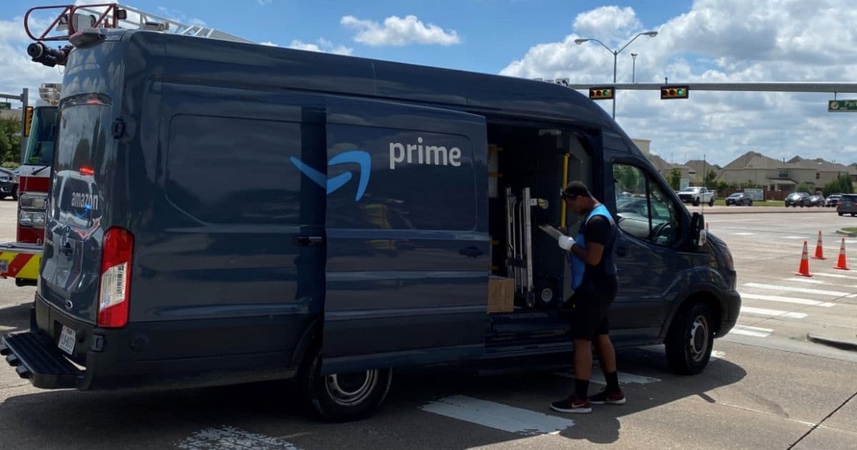 'Citizen Hero': Amazon Delivery Driver Rescues Man in Overturned Vehicle