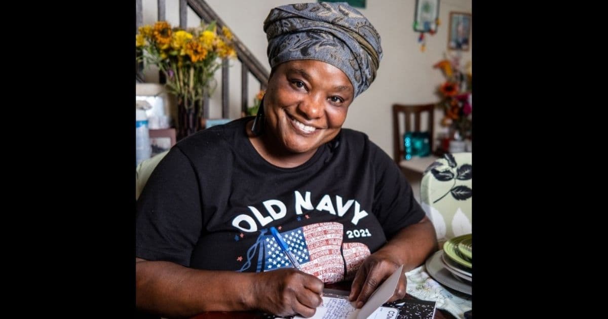 Woman 'Heartbroken' by Defund Police Movement Gives Out Handwritten Thank-You Cards to NYC Cops