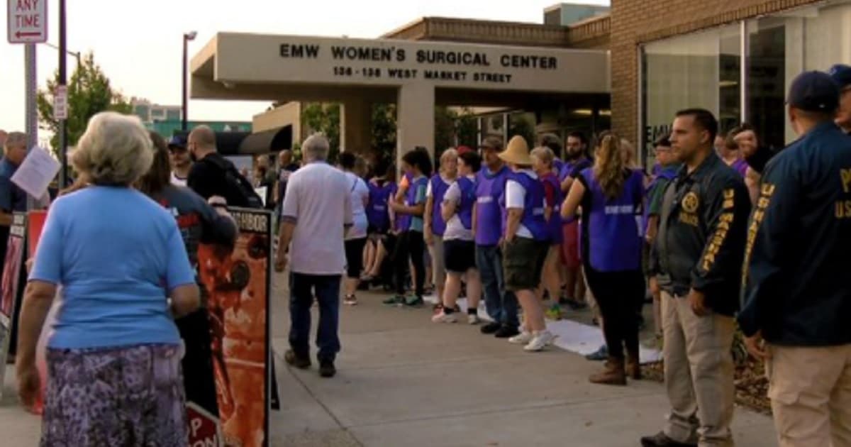 Cop Stops to Send Up Off-Duty Prayer Outside Abortion Clinic; Takes Action After City Suspends Him