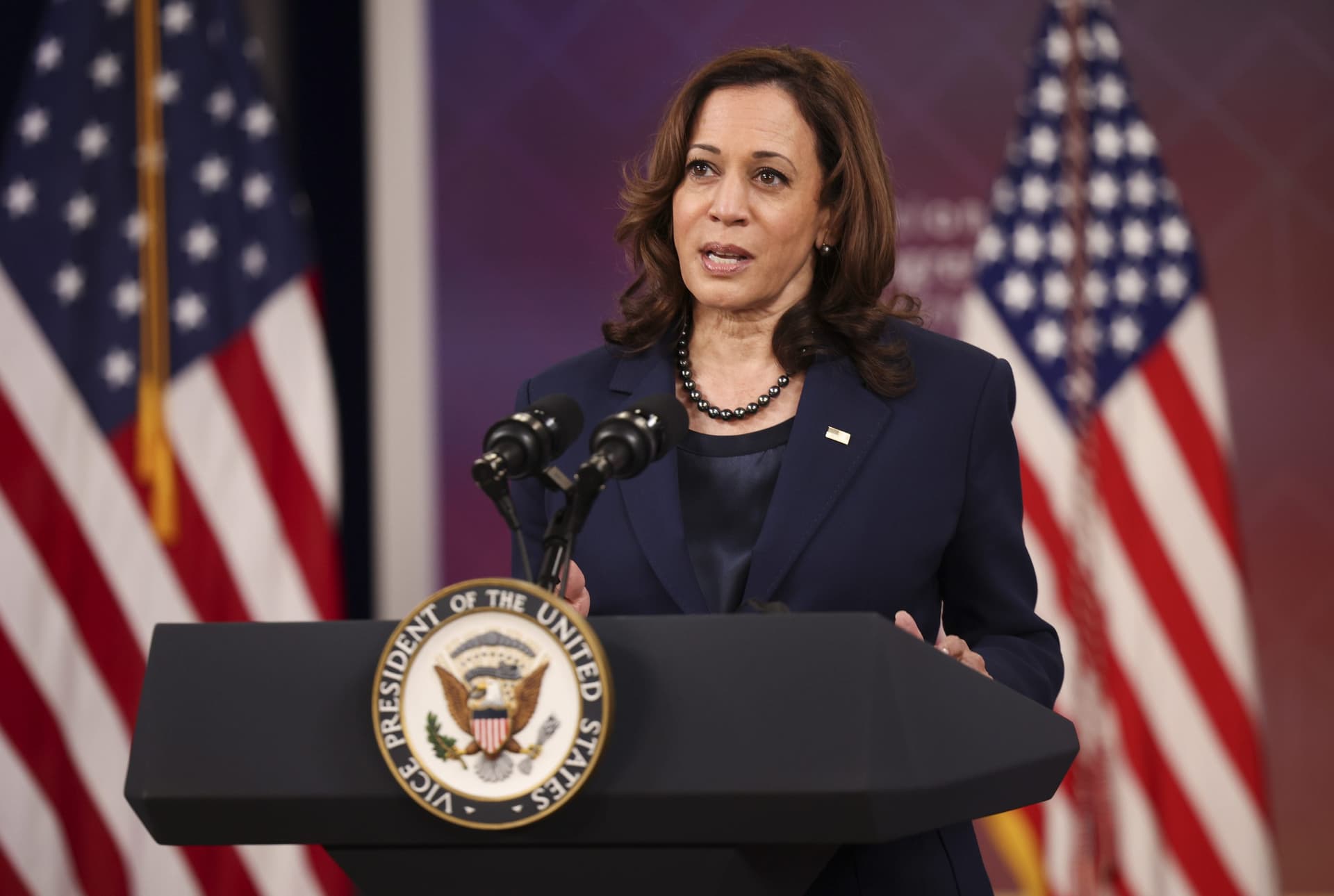 Psaki Reacts to Kamala Harrisā Sinking Poll Numbers, Calls Her a āBold Leaderā