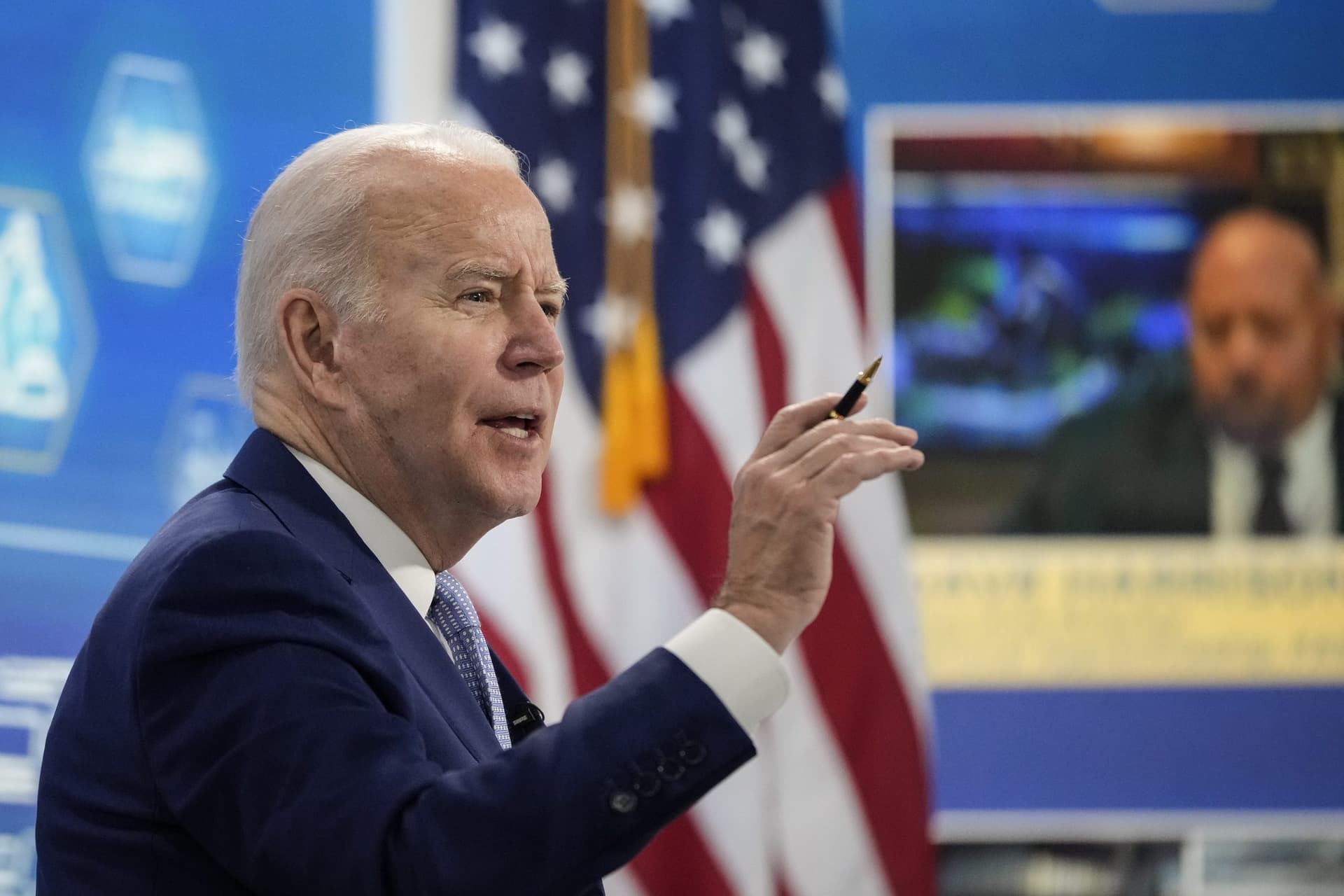 Biden Breaks Out Fake WH Set Again, This Time He Puts Something Strange in the Windows