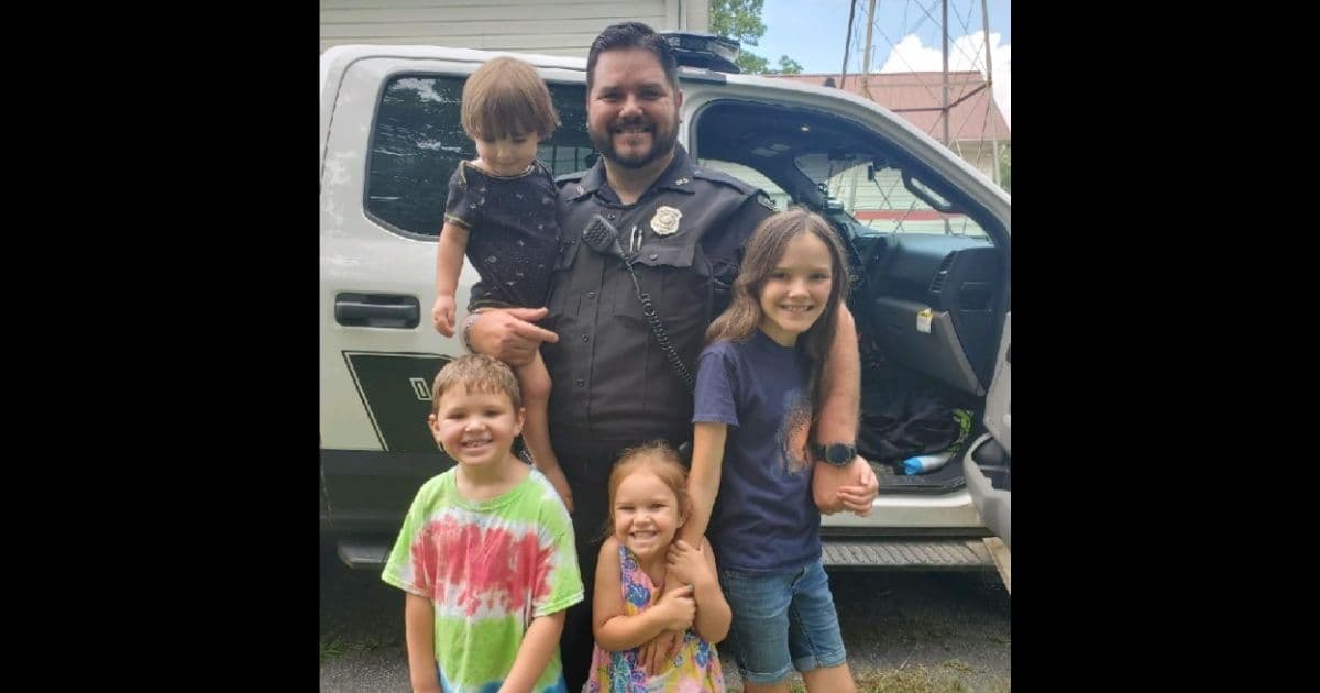 Off-Duty Cop and Pregnant Wife Spot Unconscious Couple in Car on Side of Road, Stop to Save Their Lives