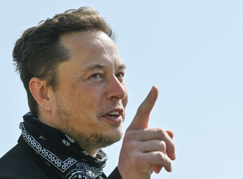 Musk to Team Up With Investors to Counter âPoison Pillâ May Have an Inside Man on Twitterâs Board: Report