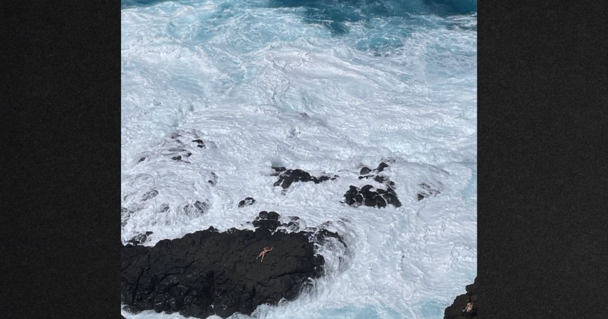 Firefighter Makes Brave Rescue after Teen Enters Closed Beach, Gets Stuck on Rocks in Dangerous Surf