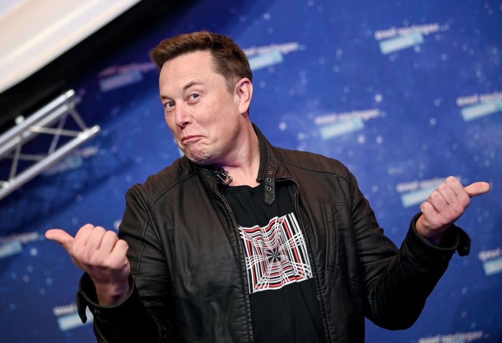 Elon Musk, Net Worth of $255 Billion, Says He Doesnât Own a Home and Bounces Between Friendsâ Spare Rooms