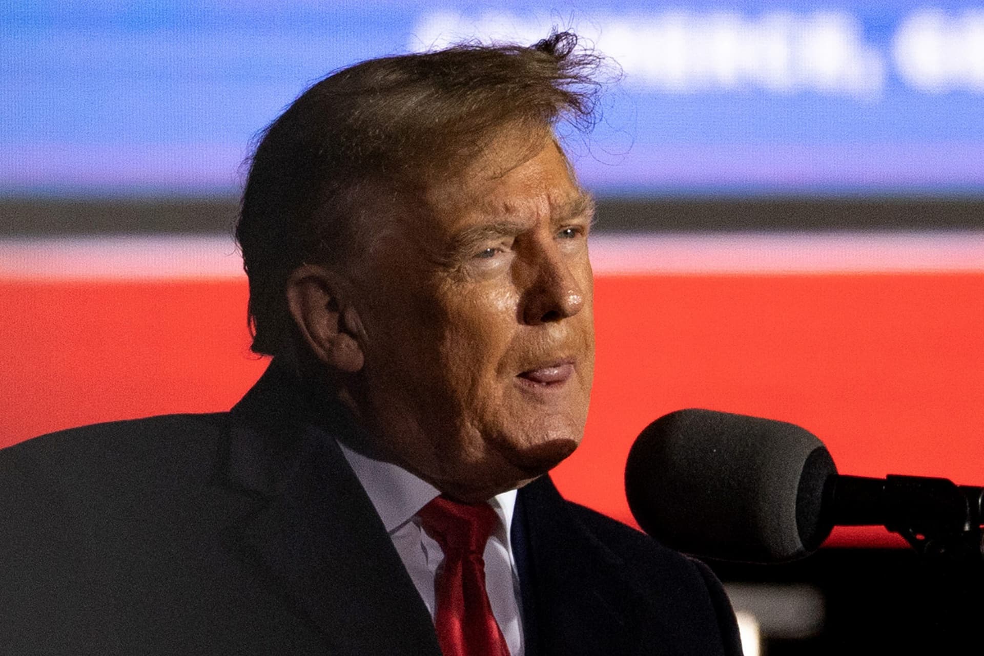 WH Photographer Reportedly Asked to âHold Offâ on Book Project So Trump Could Use Her Photos