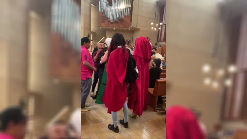 Protesters Dressed in âHandmaidâs Taleâ Outfits Disrupt Catholic Mass
