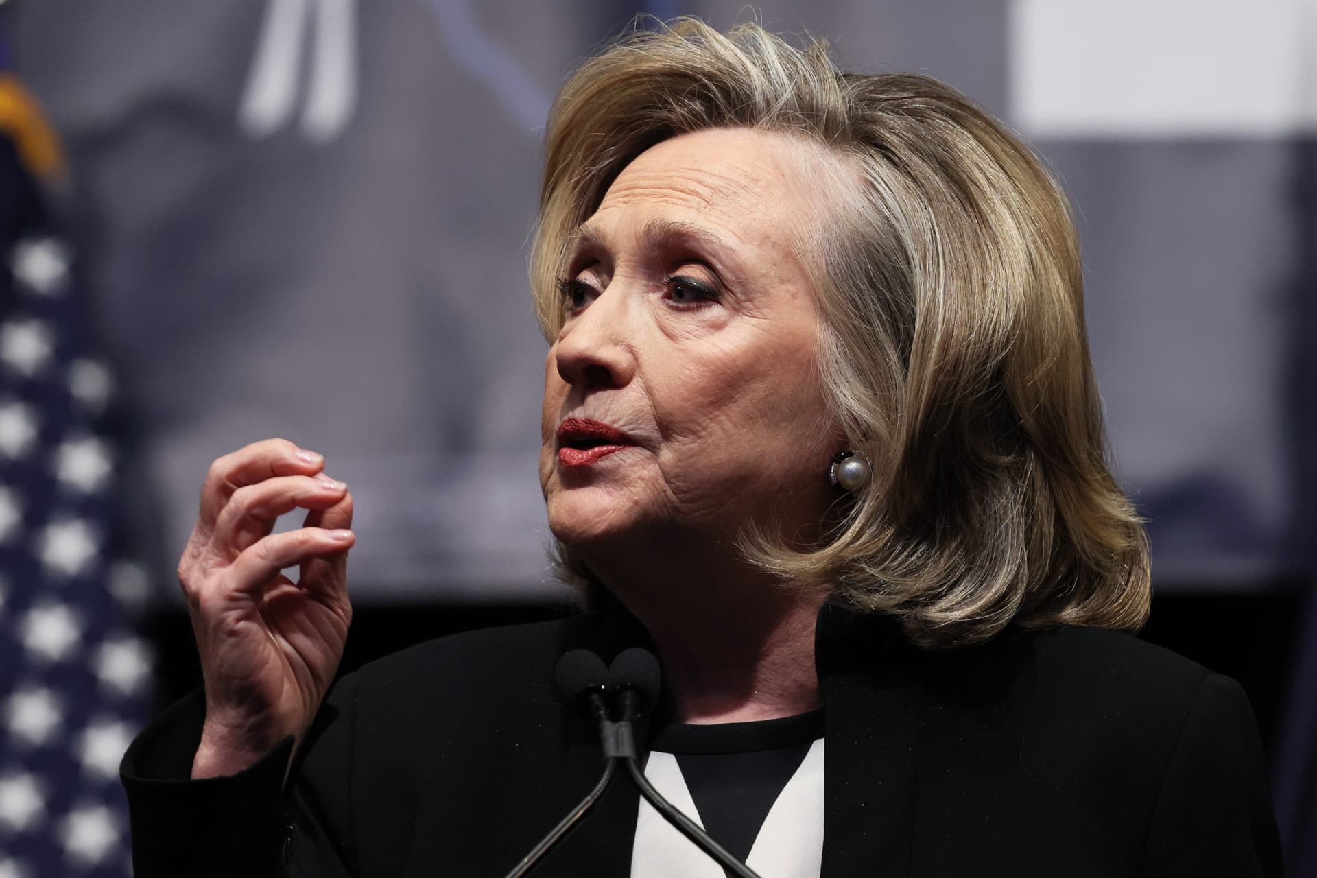 âDumbest Tweetâ: Critics React to Hillary Clintonâs Post on Abortion and Guns
