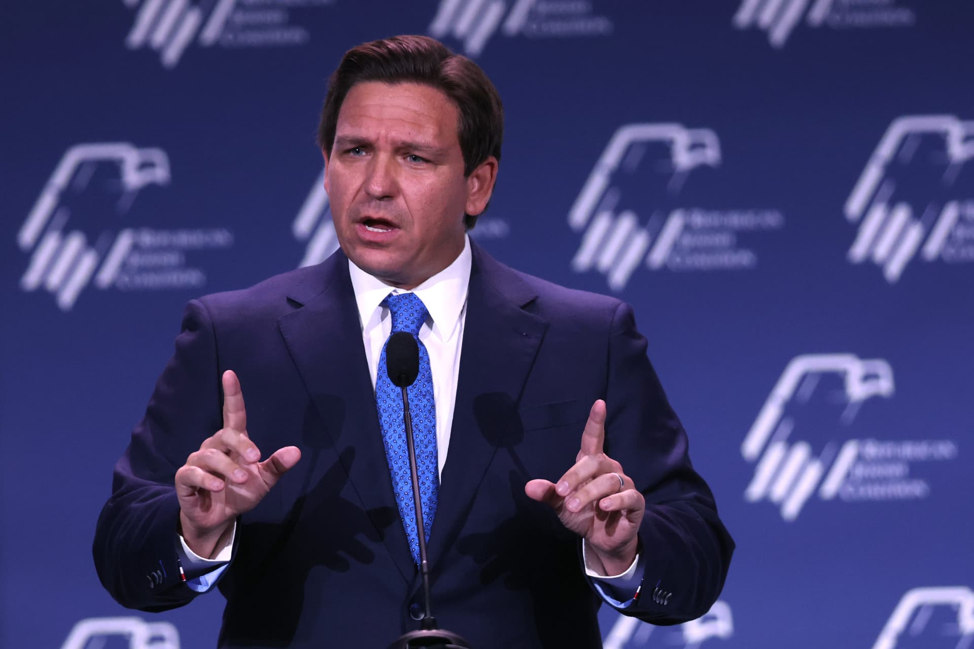 DeSantis Investigating Explicit ‘Drag Queen Christmas’ Show After Cops Chase Off Man Trying to Save Children