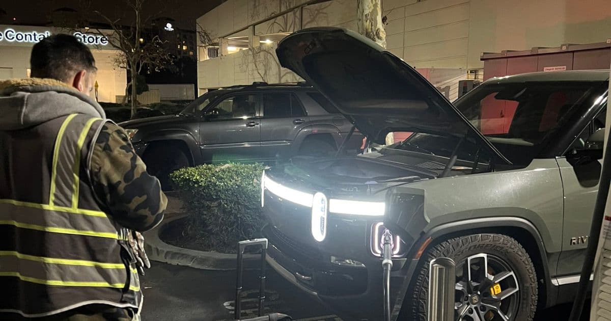 EV Owner Says He Hears āLoud Boomā 1 Minute After Plugging in Truck ā Then Error Codes Start Popping Up