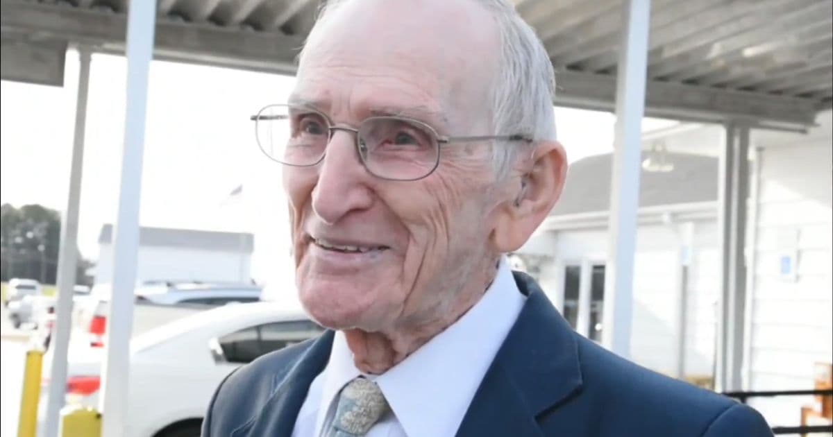 Watch: 98-Year-Old Preacher Decides to Go Skydiving for Birthday ā Look How Spirited He Is