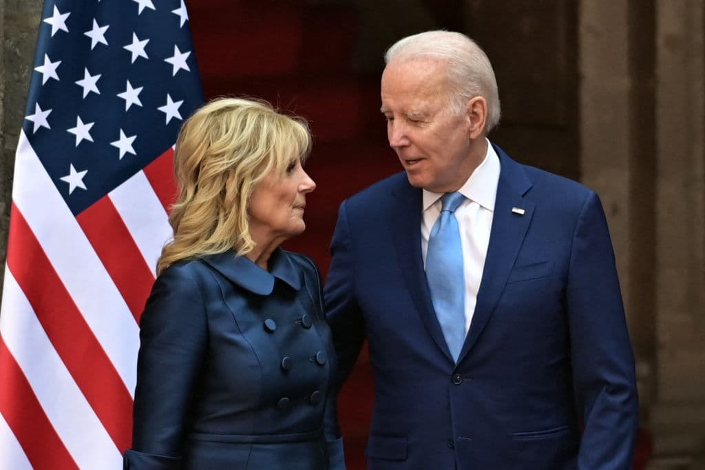 People Arenāt Buying Jill Bidenās Valentineās Day Photo of Joe Bidenās āSurpriseā for Her