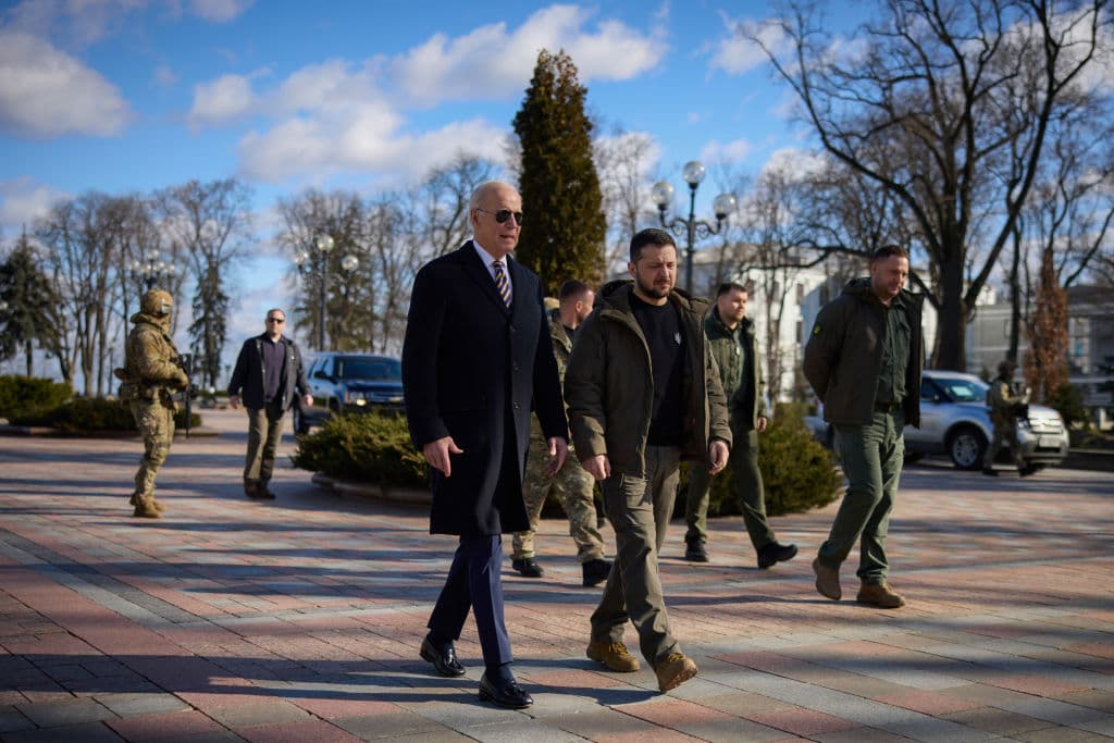 Thereās Something Strange in the Video of Biden and Zelenskyy Walking Through Kyiv