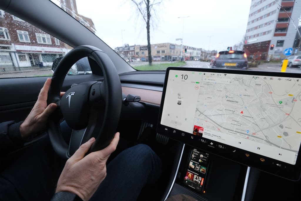 Man Is Able to Unlock Tesla Model 3, Drive Away and Pick Up Kids – But It Wasn’t His Tesla