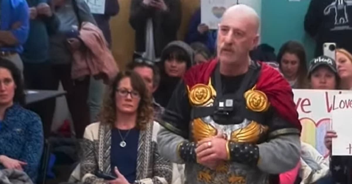 Fed-Up Father Wears Costume to School Board Meeting to Protest Teacherās Gender-Fluid Clothes ā āI Am Caesarā