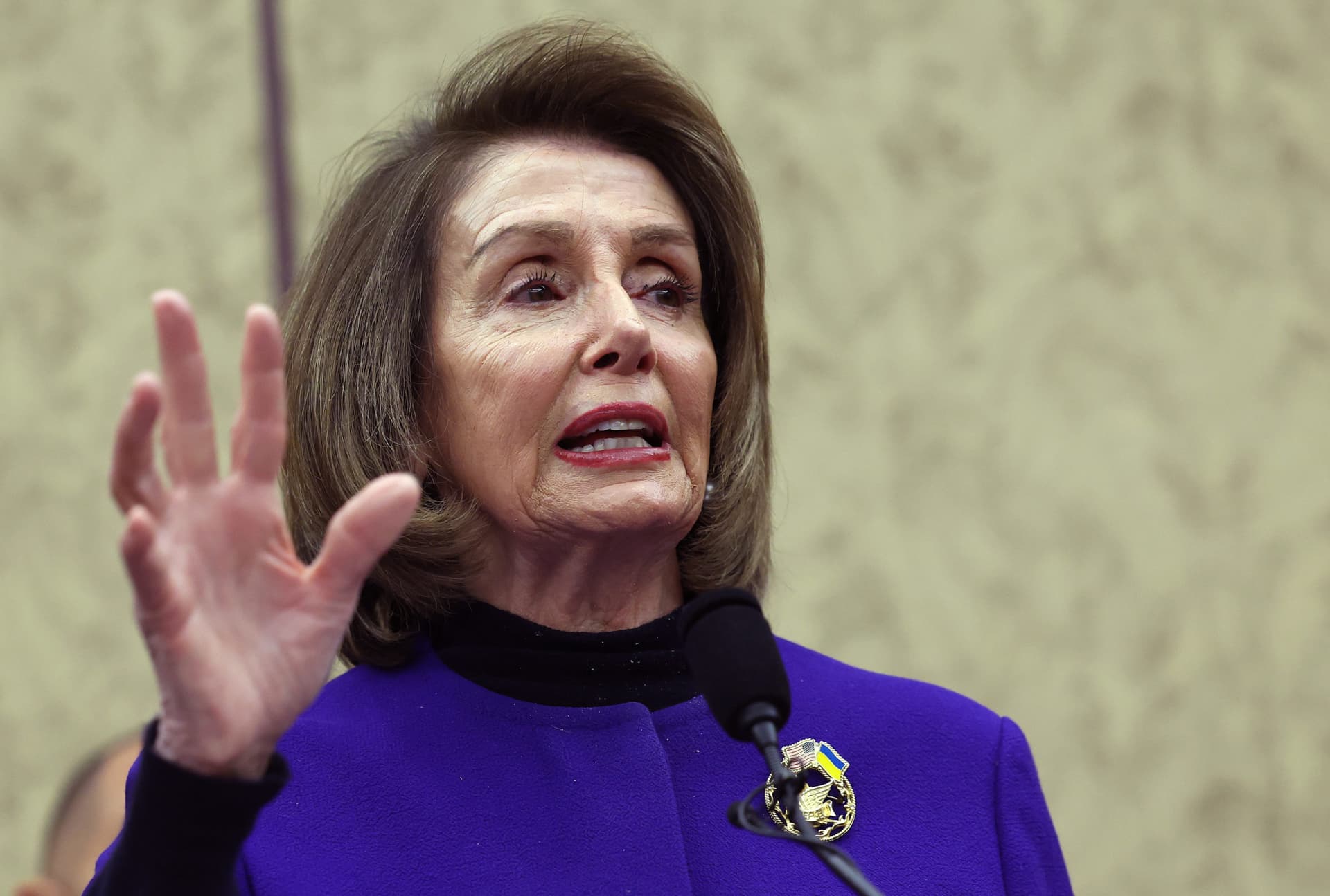 ‘Interesting to Me’: Pelosi Expresses Frustration With Demands for Feinstein to Resign