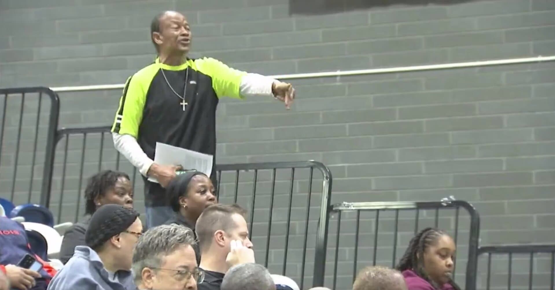 Chicago Officials Tell Residents Their Plan to Shelter Migrants in Their Community â It Doesnât Go Well