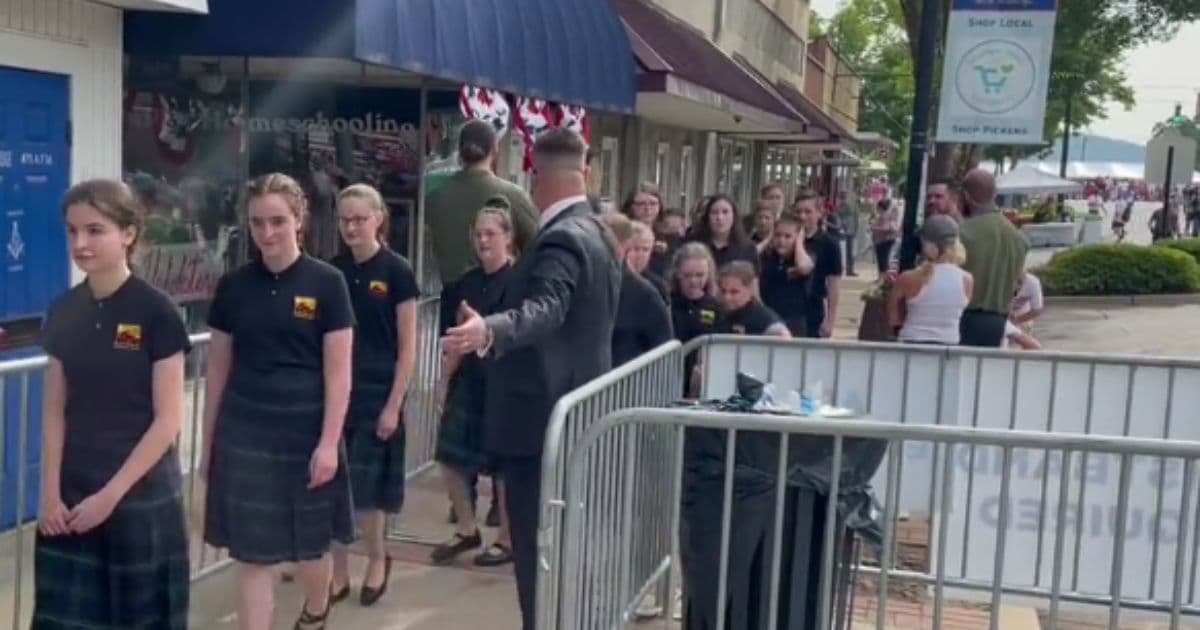 Childrenās Choir Stopped Stopped from Singing National Anthem at Capitol Rolls Up to Trump Rally ā This Time Theyāll Be Able to Finish