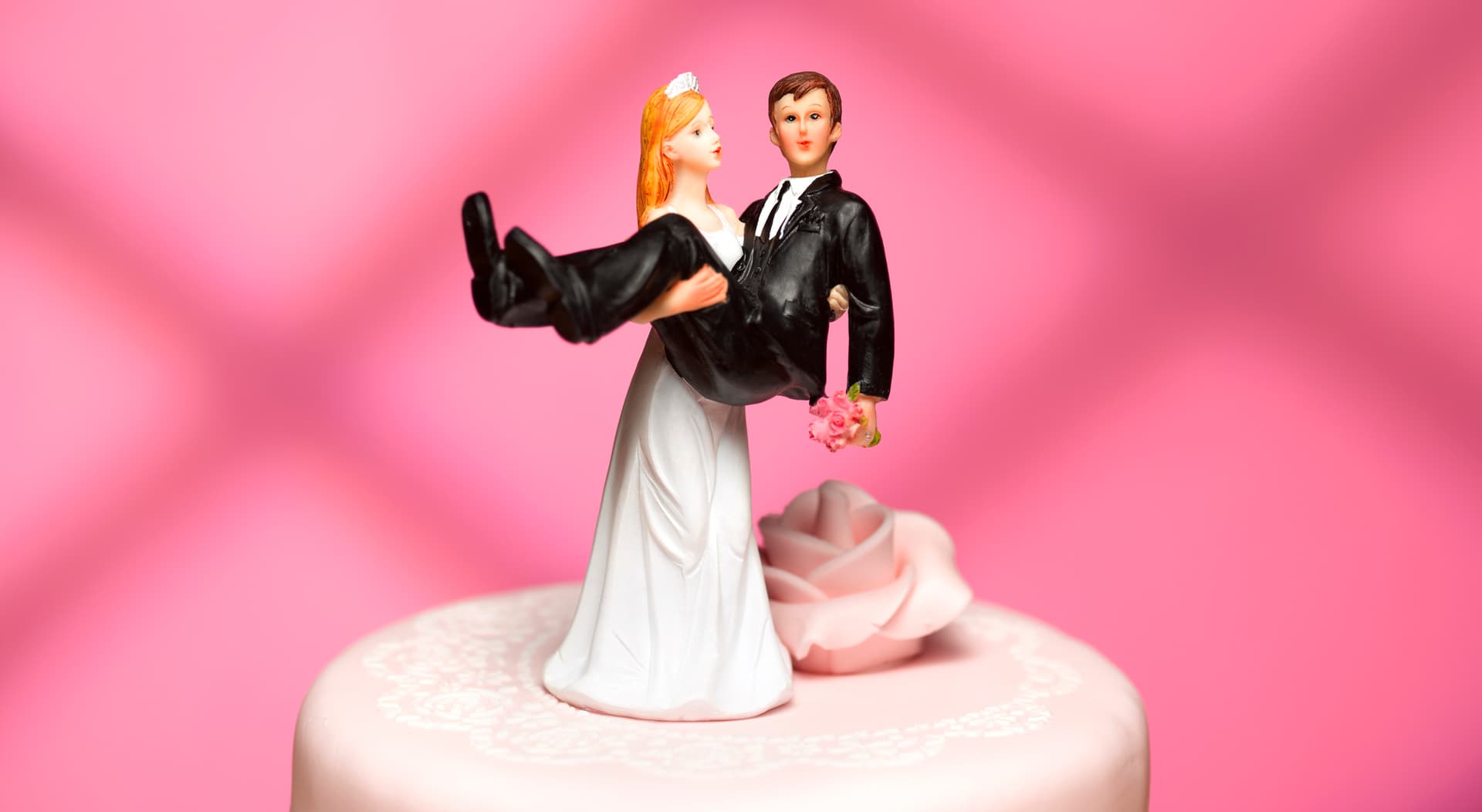 Lib Woman Tells Conservative Uncle Not to Come to Wedding, Still Expects $1,000 Cash Gift