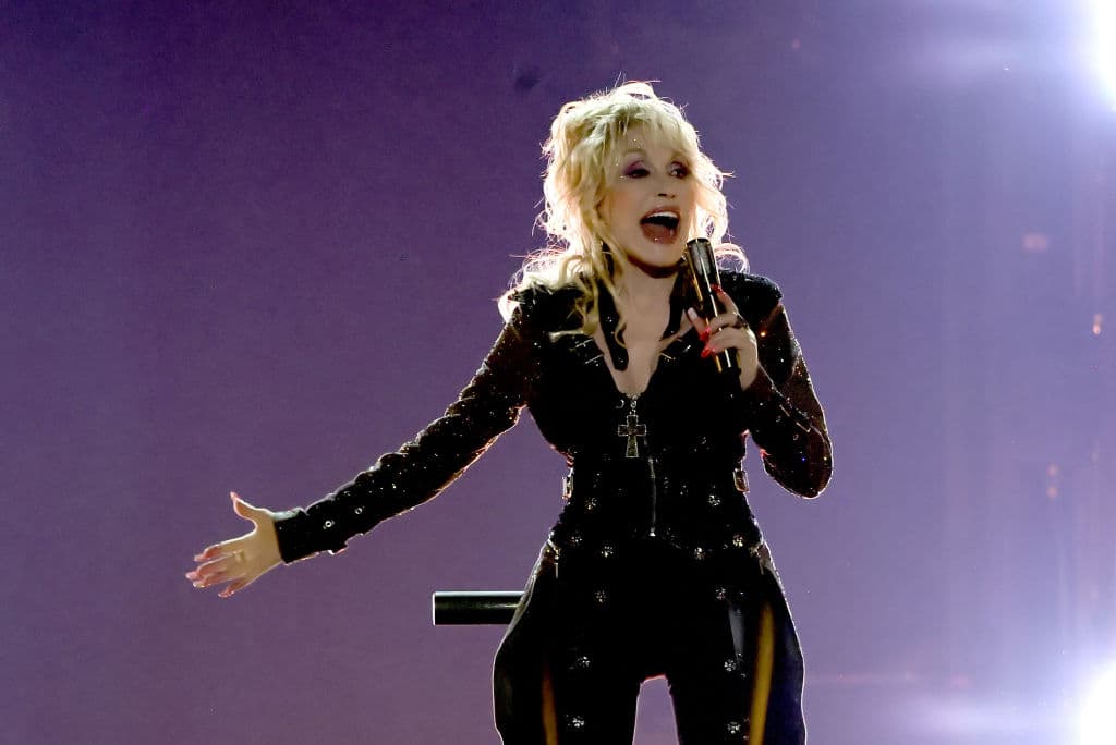 Dolly Parton Has No Plans to Retire ā Wants to āDrop Deadā on Stage