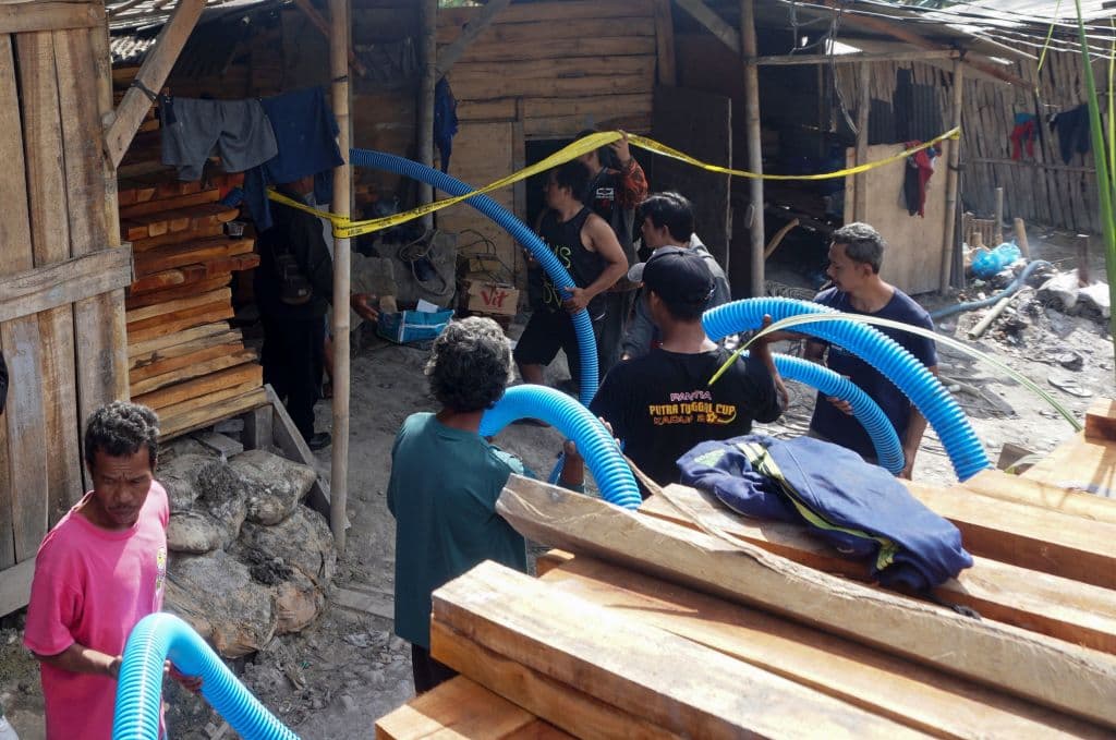 Rescue Continues to Save 8 Indonesian Workers Trapped in Mining Hole
