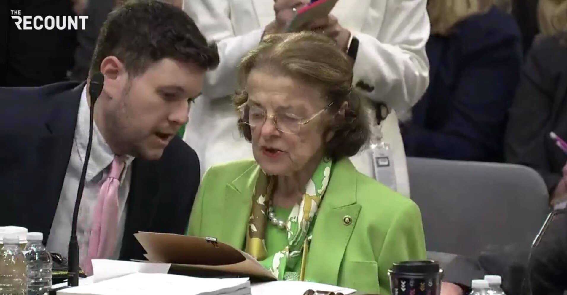 Feinstein Tries to Give a Speech While Dem Senator, Aide Instruct Her to Cast a Vote: âJust Say Ayeâ