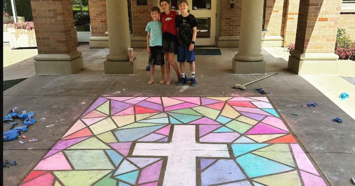 Sarah Huckabee Sanders Responds After Group Demands She Remove Kidsā Chalk Cross from Outside of Arkansas Governorās Mansion