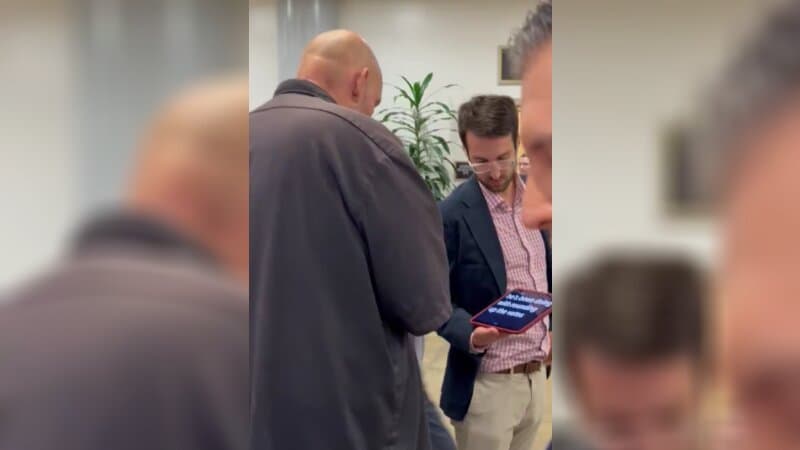 John Fetterman Seen Taking Questions With âVoice-to-Text Dictationâ Using Tablet