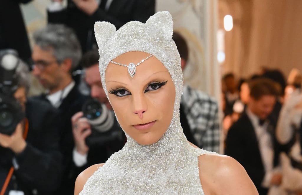 Pop Superstarās New āDemonsā Song Appears to Backfire, Turns Thousands Toward God