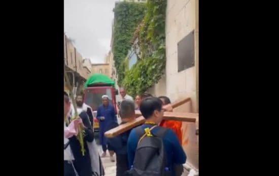 Orthodox Jews Spit on Ground Next to Christians Carrying Cross â Sparks Outrage