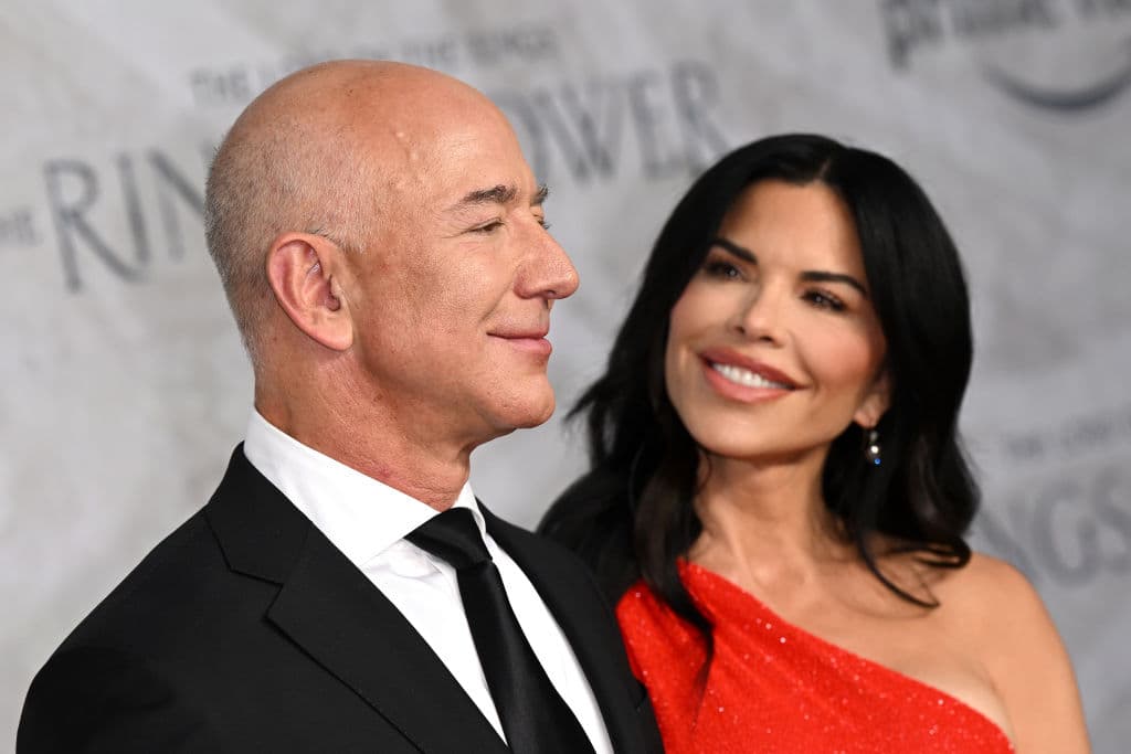 Jeff Bezosâ FiancĂ© Talks Wedding Plans