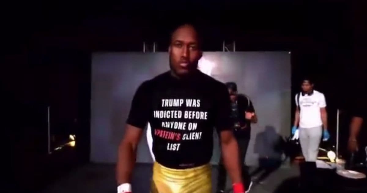 MMA Fighter Walks Out Wearing Big Message About Trump ā Itās Hard to Argue with This