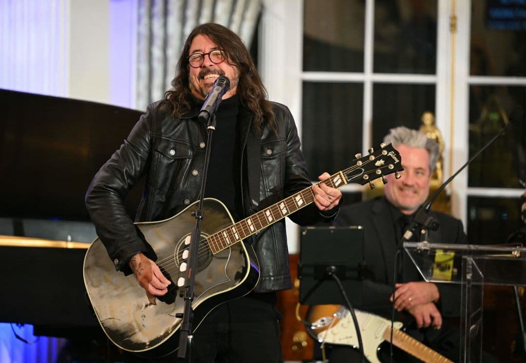 Dave Grohl Serves Hundreds of Meals to the Homeless During Break While on Tour in Australia