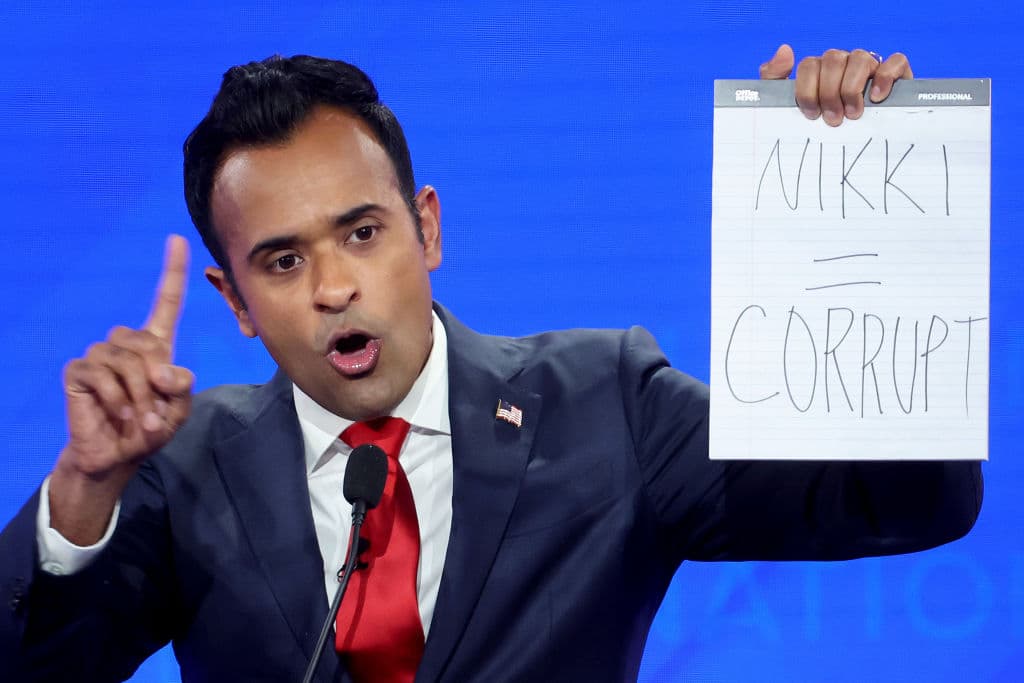 Ramaswamy Holds Up Handmade Sign Targetting Nikki Haley During GOP Debate