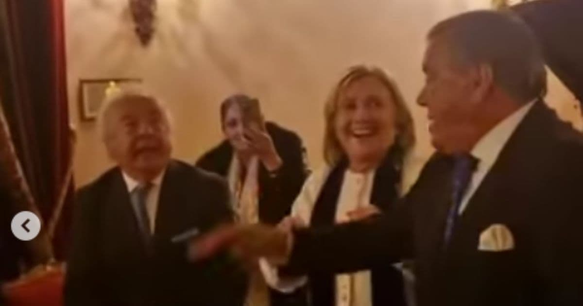 āPainfulā: Hillary Clinton Appears Confused When Singer Calls Her Up to Perform Famous Dance
