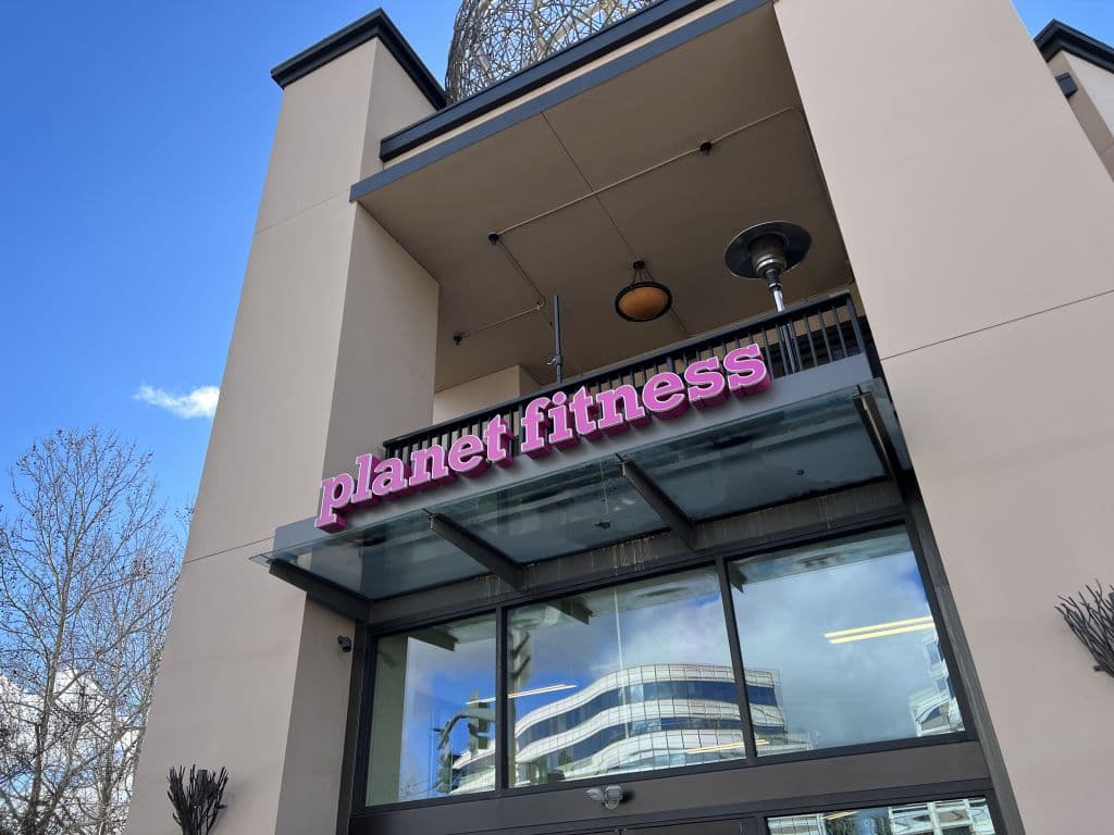Reminder: Woke Planet Fitness Has âLunk Alarmâ to Combat Toxic Masculinity, but Man in Womenâs Room Is Fine