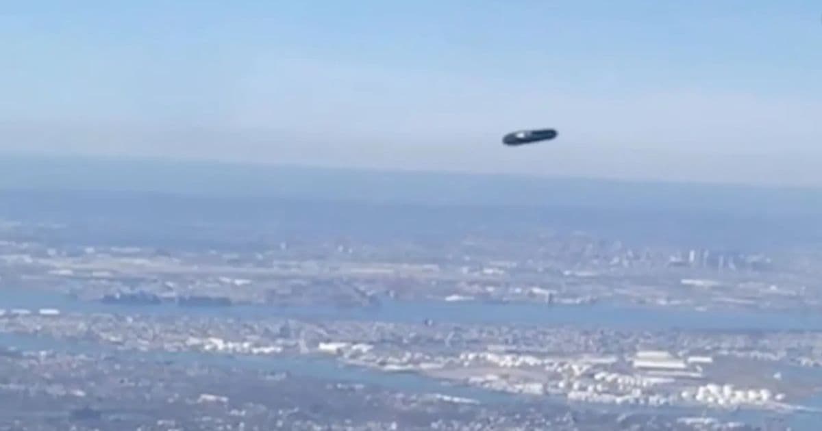 Plane Passenger Records UFO Above NYC: âCan Anyone Help Me Identify What This Is?!â