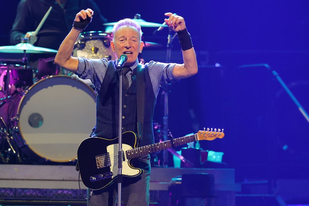 Bruce Springsteen Forced to Cancel Shows as âVocal Issuesâ Wreck Concert Plans