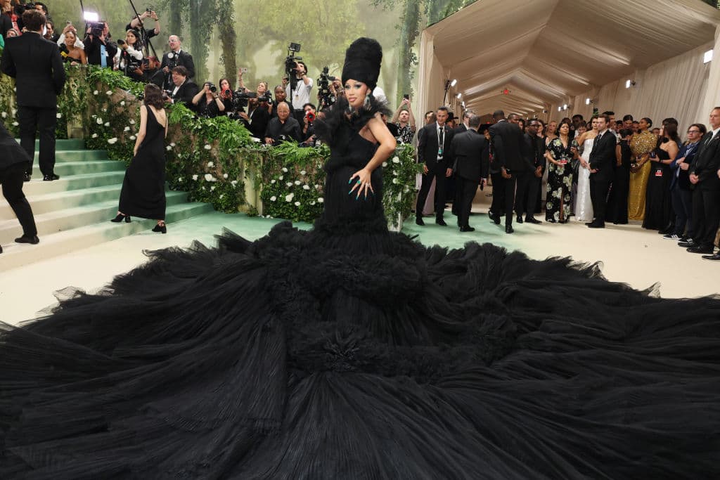 Met Gala Stars Mocked as Absurd Outfits Leave Them āUnable to Conquer a Flight of Stairsā