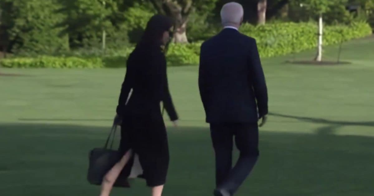 Bidenās Handler Seems to Remember Something Important Halfway to Marine One, Cameras Catch the Subtle Change