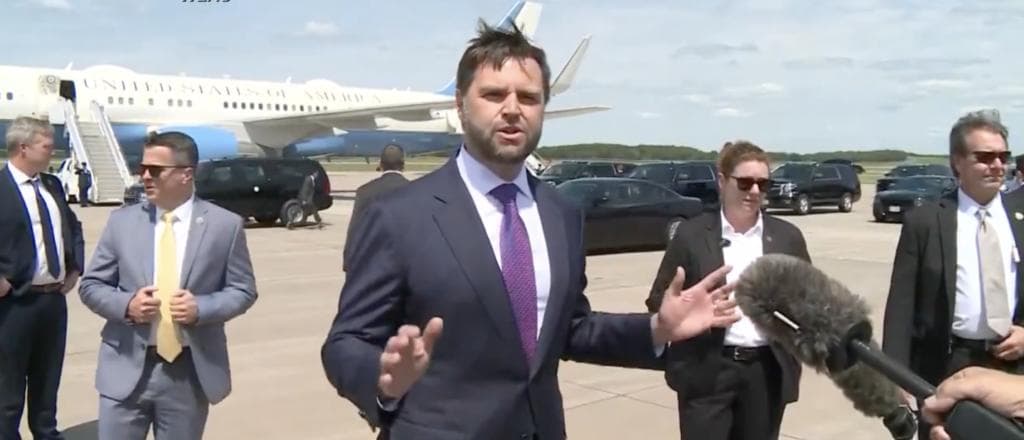 âI Thought You Guys Might Get Lonelyâ: JD Vance Strides Over To Bored Reporters Waiting For Harris On Tarmac