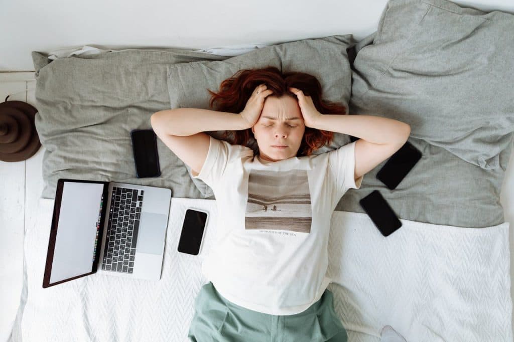 Study Warns Women Face Higher Risk Of āDigital Overloadā Due To āDouble Burdenāā