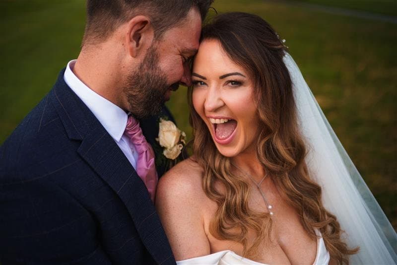Woman Diagnosed With Incurable Cancer Days Before Her Wedding
ā